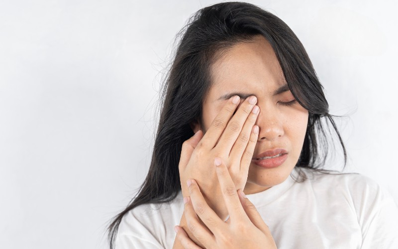 giật mắt phải nữ
