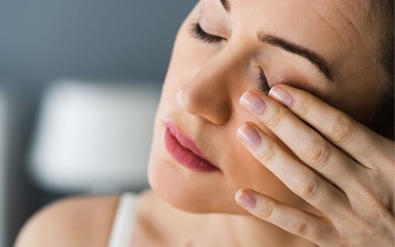 giật mắt trái nữ